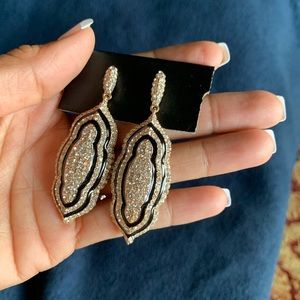 This beautiful piece of earrings light gold